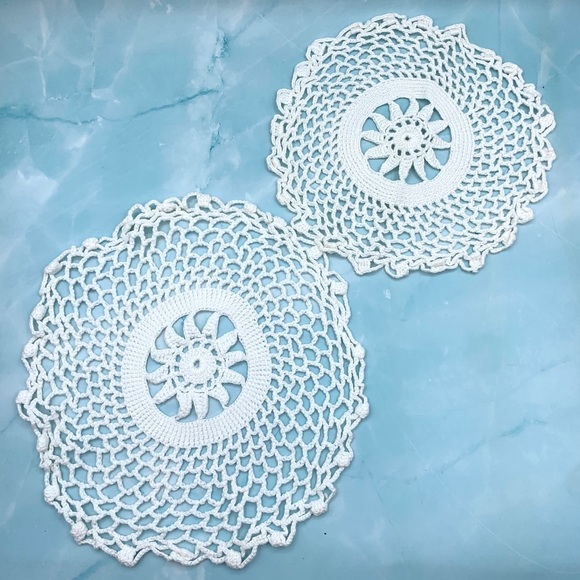 set of two vintage handmade doilies, 7" and 8" round, cream, white, sun pattern - Picture 5 of 7